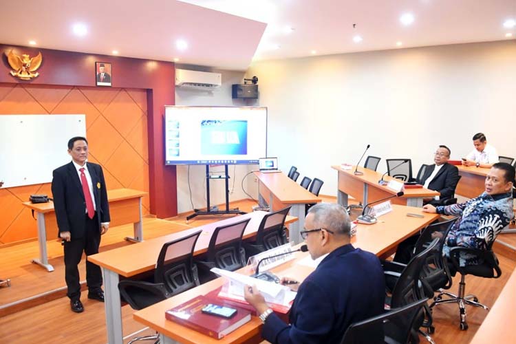 Ketua MPR RI Bambang Soesatyo (duduk, tengah) saat menjadi penguji Seminar Hasil Penelitian Disertasi yang disusun oleh Ketua MKDU dr. Prasetyo Edi, di Universitas Borobudur, Jakarta, Kamis (13/4/23). (Foto: MPR RI)