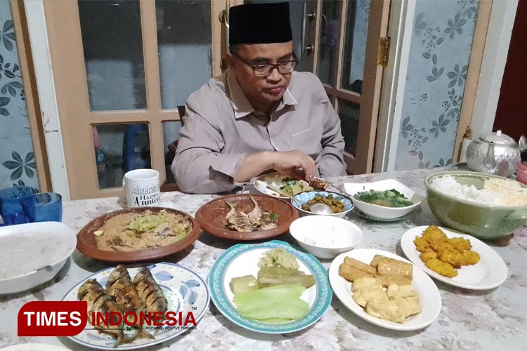 Aneka menu sederhana tersaji di meja makan kediaman Wabup Probolinggo Timbul Prihanjoko, dilengkapi pecekan ikan sambal kacang. (Foto: Rhomadona/TIMES Indonesia)