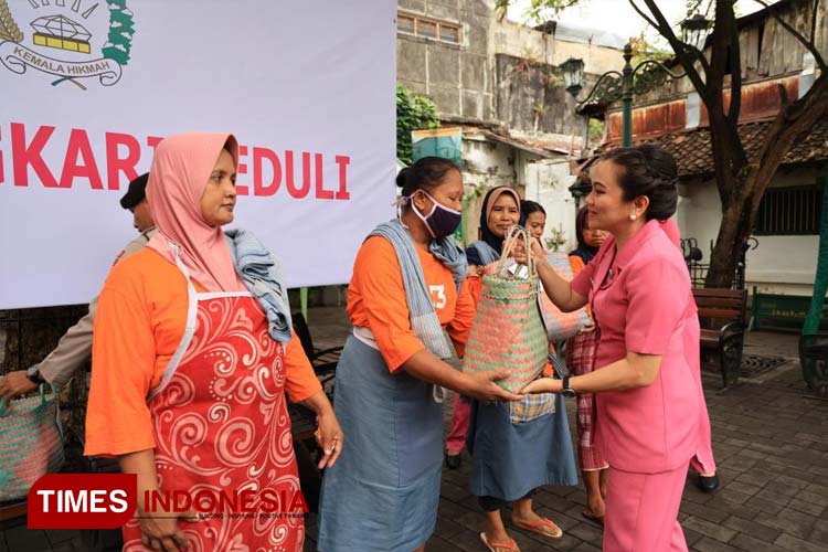 Bhayangkari DIY Bagikan Bingkisan kepada Buruh Gendong Pasar Beringharjo