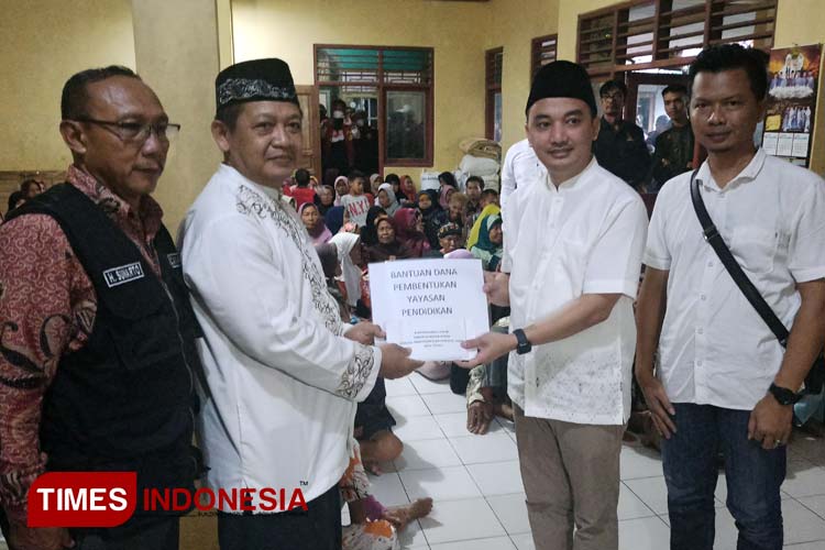 Panglima Laskar Majalengka, H Irfan Nur Alam memberikan secara simbolis untuk sarana pendidikan. (FOTO: Jaja Sumarja/TIMES Indonesia) 