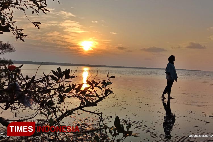 The beautiful sunset at Permata Kilang Beach in Probolinggo. (Photo: Mahmud Zain for TIMES Indonesia)