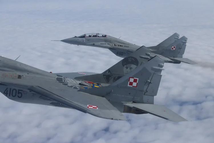 Pesawat MiG-29 terbang selama acara media NATO di pangkalan udara di Malbork, Polandia, 21 Maret 2023 (FOTO: Al Jazeera/Reuters).