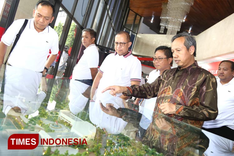 Executive Vice President Telkom Regional V Jatim Bali Nusra Djatmiko menerima kunjungan Direktur Keuangan dan Manajemen Risiko Telkom Heri Supriadi di Surabaya, Jumat (14/4/2023).(Foto : Lely Yuana/TIMES Indonesia) 