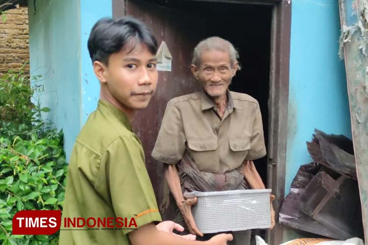 Ramadan Penuh Cinta, SMAN 1 Banjar Bagikan Ratusan Sembako dan Santunan Yatim