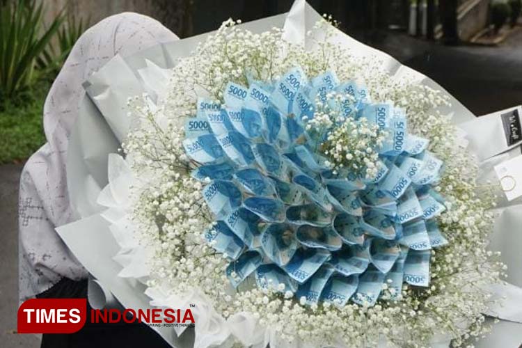 Produk craft buket bunga Wi Craft yang jadi andalan penjualan Riani. (Foto: Djarot/TIMES Indonesia)
