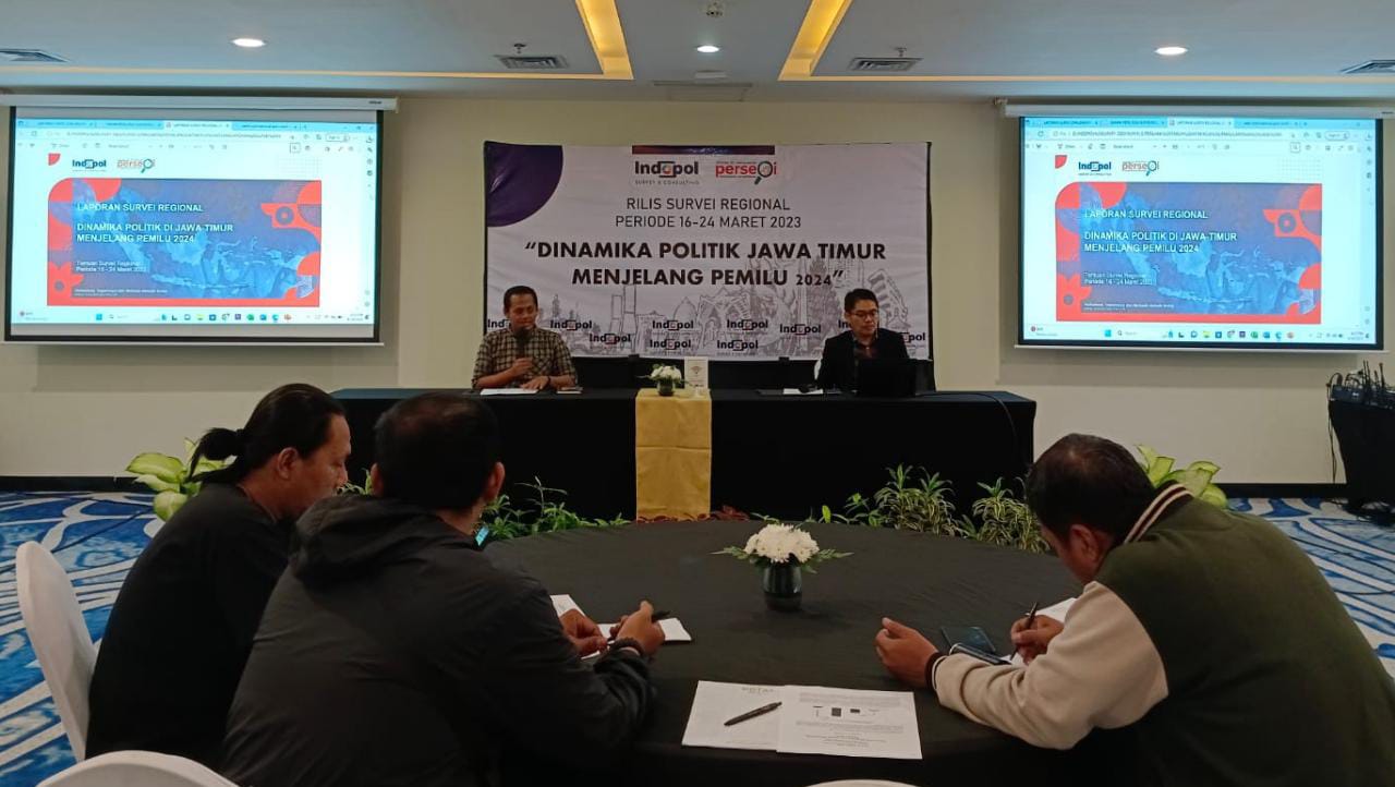 Direktur Eksekutif Indopol Survey & Consulting Ratno Sulistiyanto memaparkan hasil survei. (foto: dok Indopol)