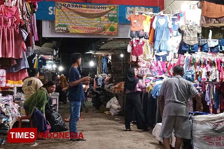 Jelang Lebaran Pedagang Pakaian Di Situbondo Buka Hingga Tengah Malam