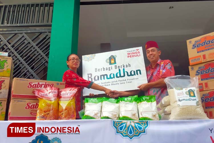 Wings Peduli Bagikan Sembako ke 20 Pesantren di Jombang