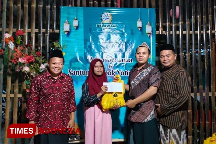 Berburu Berkah, Relawan KSB Serahkan Kursi Roda dan Santuni Anak