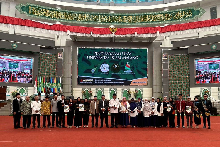 UKM KPM Unisma Malang menerima penghargaan atas launching batik UKM KPM pada acara Pelantikan UKM Periode 2023 Unisma Malang. (FOTO: AJP TIMES Indonesia)