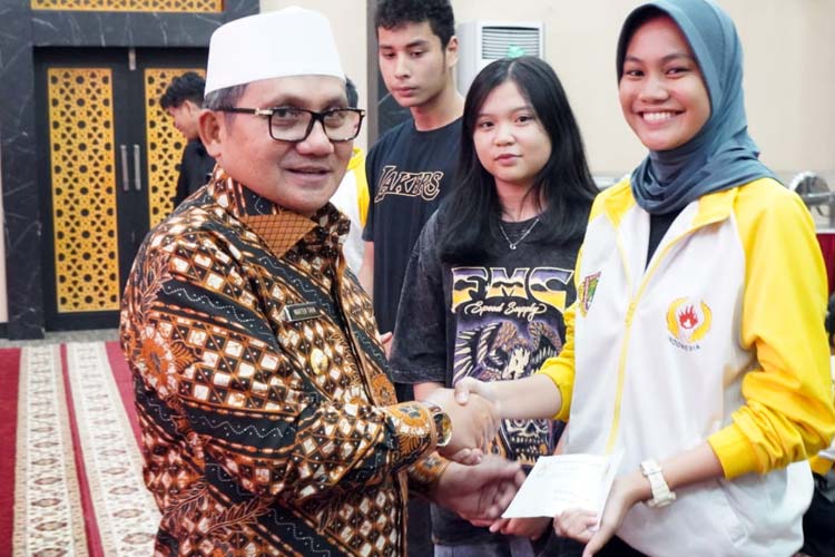 Wali Kota Gorontalo, Marten Taha saat memberikan bonus Pekan Olahraga Provinsi ke Atlet Kota Gorontalo. (Foto: Humas Pemkot Gorontalo)