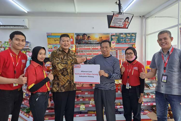 Simbolis penyerahan bantuan CSR Sarung dari Mochammad Faruq, Regional Corcom Manager PT Sumber Alfaria Trijaya kepada Wabup Malang Didik Gatot Subroto di Alfamart Tunjung Tirto, Sabtu (15/4/2023). (Foto: Alfamart for TIMES Indonesia)