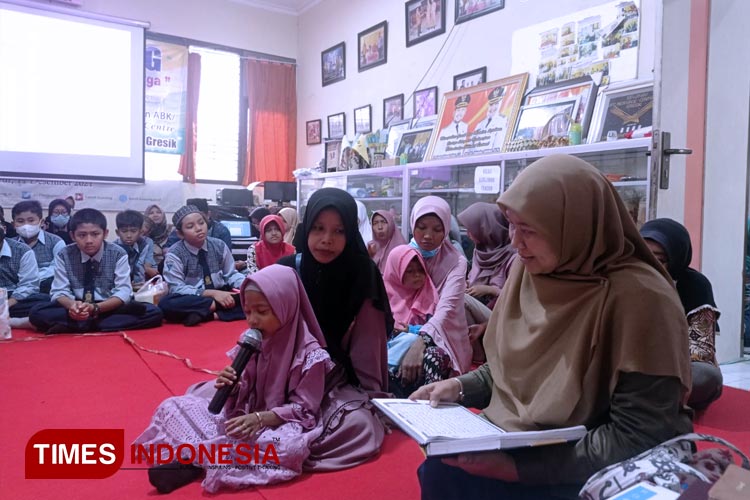 Siswa tunanetra saat mengaji (FOTO: Akmal/TIMES Indonesia).