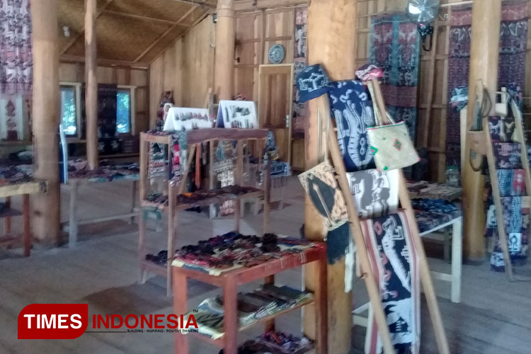 Weaving crafts at the East Sumba Gallery. (Photo: Habibudin/TIMES Indonesia)