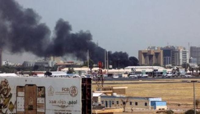 Api membubung di Bandara Sudan. (Foto: Reuters)