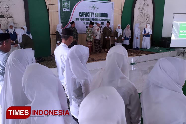 Proses pengukuhan pengurus LKK MWCNU se Kabupaten Bondowoso (FOTO: Moh Bahri/TIMES Indonesia)