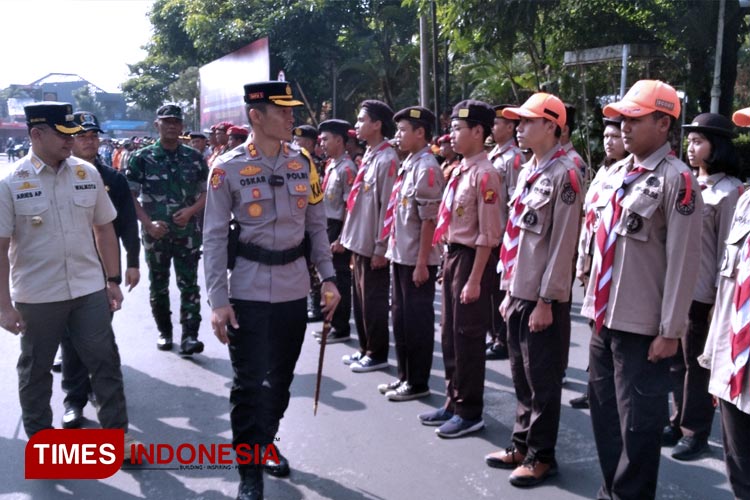Kapolres Batu bersama Pj Wali Kota Batu, Aries Agung Paewai SSTP MM melihat kesiapan pasukan pengamanan yang akan diterjunkan mengamankan Kota Batu selama hari raya Idul Fitri. (FOTO: Muhammad Dhani Rahman/TIMES Indonesia)