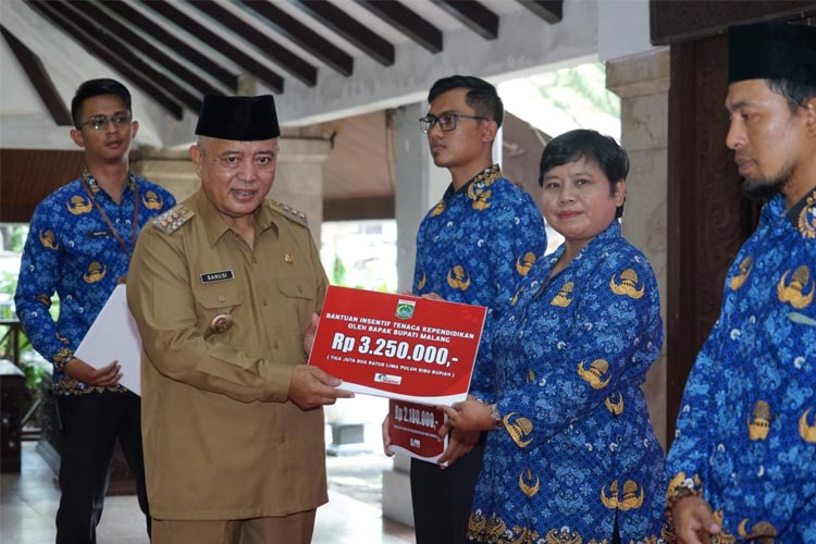Tenaga Kependidikan di Kabupaten Malang dapat Insentif dari Bupati Sanusi