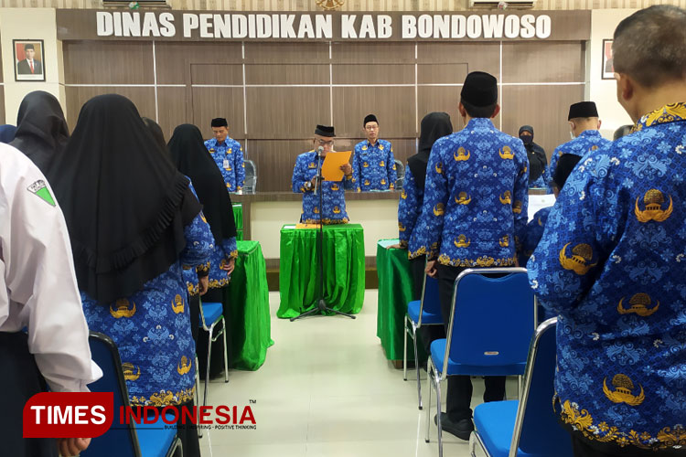 Pembacaan ikrar netralitas ASN di lingkungan Dinas Pendidikan Bondowoso (FOTO: Moh Bahri/TIMES Indonesia)