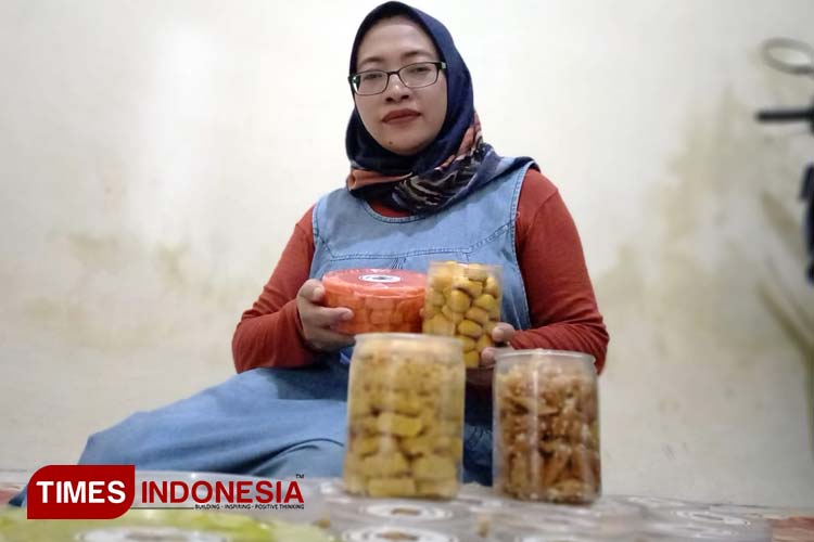 Foto A: Kue kering lebaran olahan Yuristina, yang saat ini laris manis diburu pemesan untuk Hari Raya Idul Fitri.(Foto: Dicko W/TIMES Indonesia) 