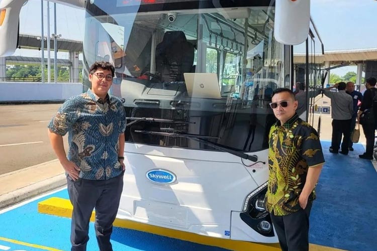Ryanta Soerbakti, MBA (Managing Director Lorena Transport TBK) bersama Dinesvara Airlangga Hartarto (Chairman Skywell Electric Bus Indonesia). (Ist)