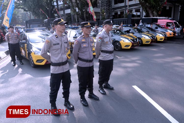 Para personel kepolisian saat mengikuti apel pasukan pengamanan Mudik Lebaran 2023 di Balai Kota Malang. (FOTO: Adhitya Hendra/TIMES Indonesia)