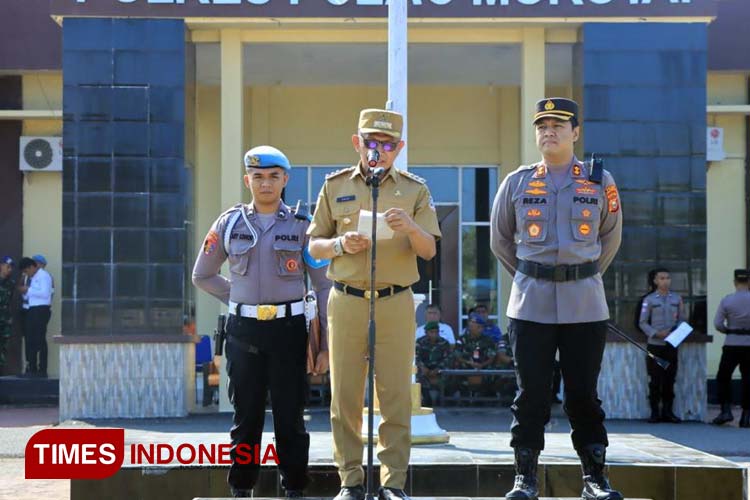 Pj Bupati Morotai Muhammad Umar Ali, S.E saat memimpin apel gabungan untuk pengamanan Hari Raya Idul Fitri 1444-H. Senin, 17 April 2023. (Foto: Mmunces For TIMES Indonesia).