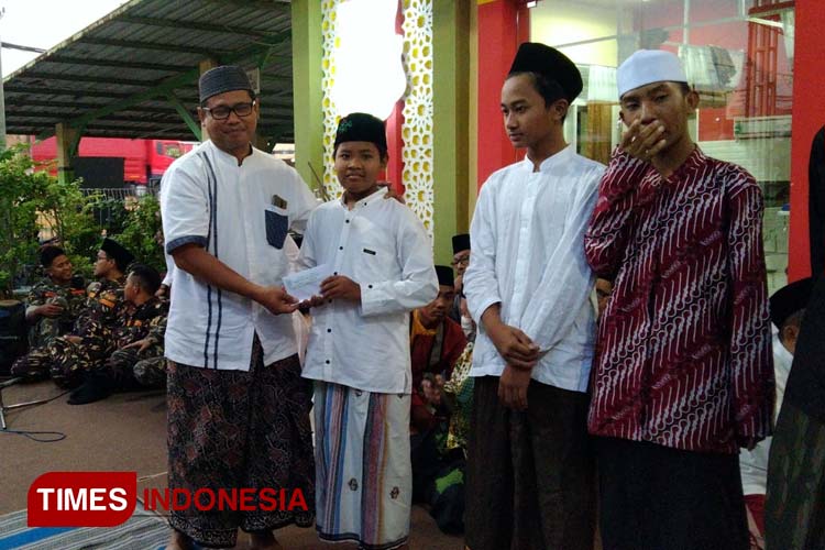 Jelang Lebaran, Industri di JIIPE Gresik Gelontor 700 Sembako ke Warga