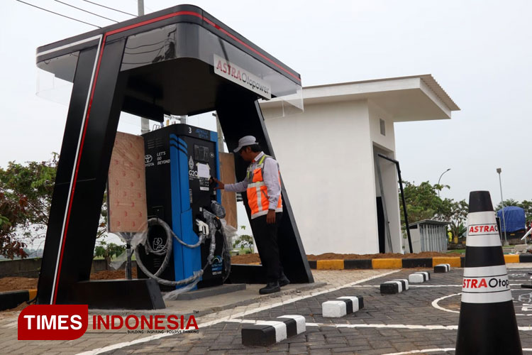 Pengguna mengisi daya kendaraan listrik di pusat perbelanjaan