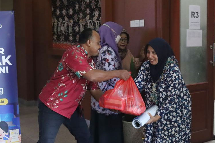 UT Surabaya Sebarkan Berkah Ramadhan Kepada Masyarakat Sekitar
