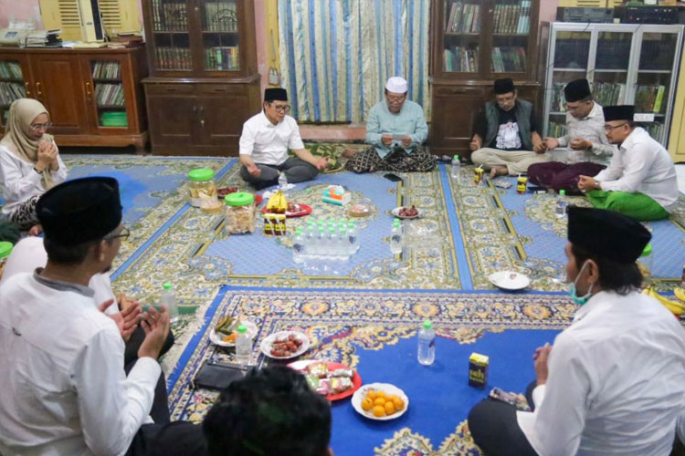 Cak Imin silaturrahim ke kediaman pengasuh Pondok Pesantren al-Muhsin Tulungagung, KH. Muhsin Ghozali, Minggu (16/4/2023) malam. (FOTO: ist) 