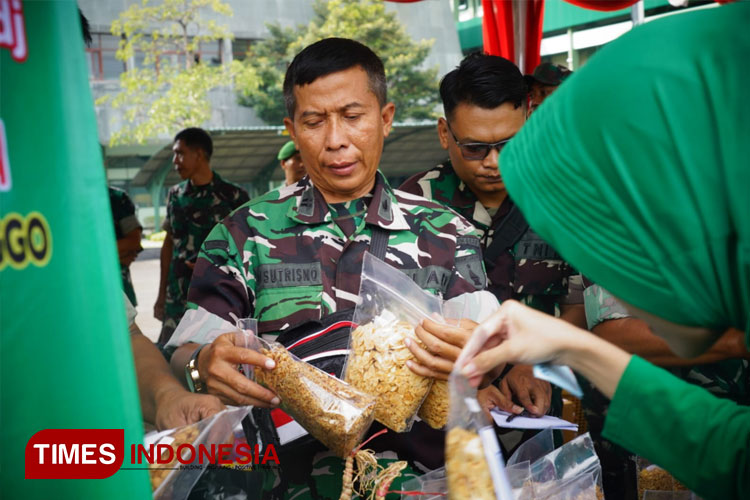 Pamgdam Farid Makruf Gelar Bazar Murah, Kodam V/Brawijaya Langsung Diserbu Ibu&#45;ibu