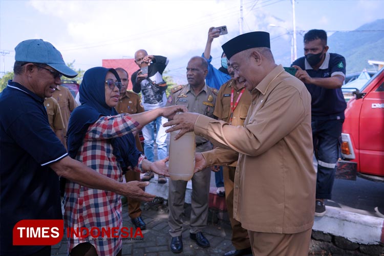 Wali Kota Tidore Kepulauan Capt Ali Ibrahim saat memberikan minyak tanah. (FOTO: Harianto/TIMES Indonesia)