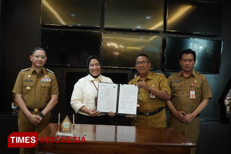 Dinas Koperasi, Usaha Mikro, Perindustrian dan Perdagangan Kota Batu bersama Bank Jatim Cabang Batu menandatangani Perjanjian Kerja Sama Penyediaan Sarana dan Prasarana Pasar Induk Among Tani Kota Batu. (Muhammad Dhani Rahman/TIMES Indonesia)