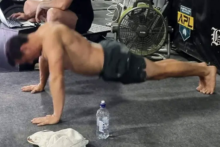 Gila !..Push-up 3.206 Kali, Lucas Helmke Asal Australia Pecahkan Rekor Dunia