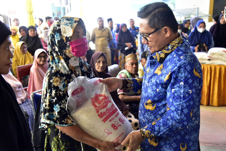 Wali Kota Gorontalo Marten Taha saat menyalurkan beras secara gratis ke warganya, Senin (17/4/2023). (Foto: Humas Pemkot Gorontalo for TIMES Indonesia) 