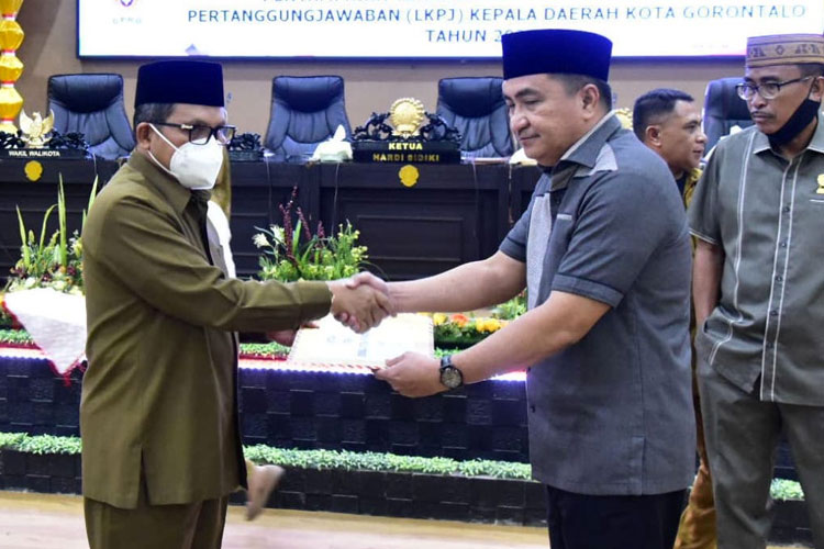 Wali Kota Gorontalo, Marten Taha saat menerima rekomendasi dari DPRD Kota Gorontalo terkait LKPJ 2022. (Foto: Humas Pemkot Gorontalo)