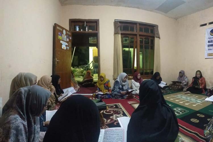 Para Bu Nyai di Kompleks Pondok Pesantren Sidosermo Dalam menggelar acara Majelis Khotmil Quran Binnadhor. (FOTO: Dok. NasDem Jatim)