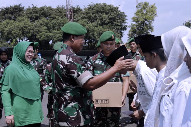 Pangdam Brawijaya Mayjen TNI Farid Makruf membagikan THR dan bingkisan lebaran kepada para prajurit, Selasa (18/4/2023).(FOTO; Dok.Pendam V/Brawijaya) 