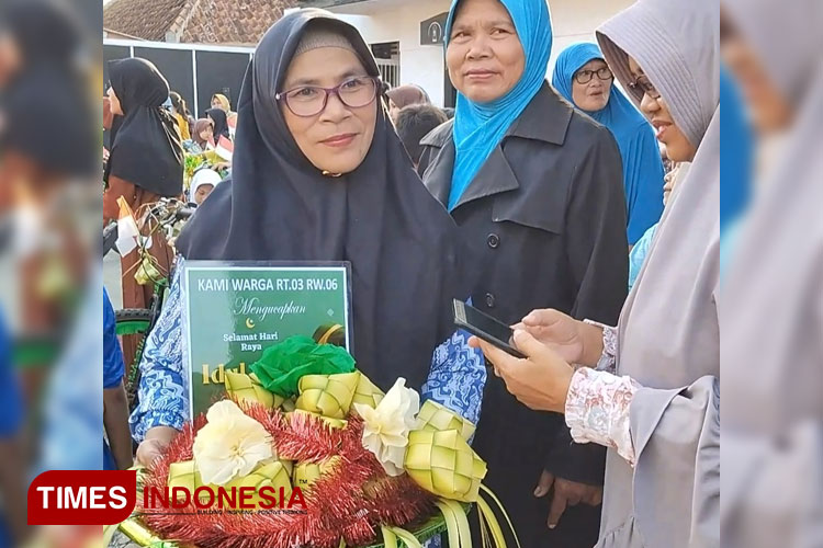 Salah satu warga memperlihatkan kreasi ketupat lebaran yang diperlombakan dalam Festival Dulur sekupat. (Foto: Susi/TIMES Indonesia)
