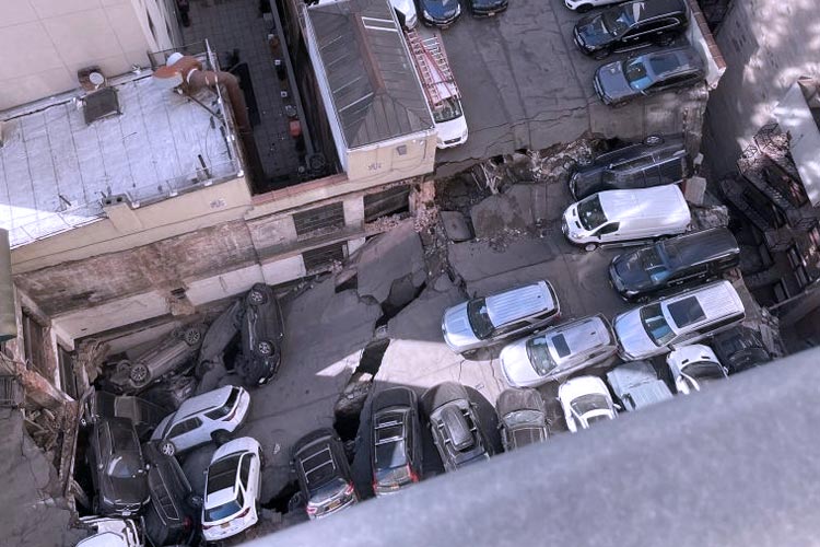 Gambar dari udara yang menunjukkan akibat dari runtuhnya garasi parkir. (FOTO: New York Post)