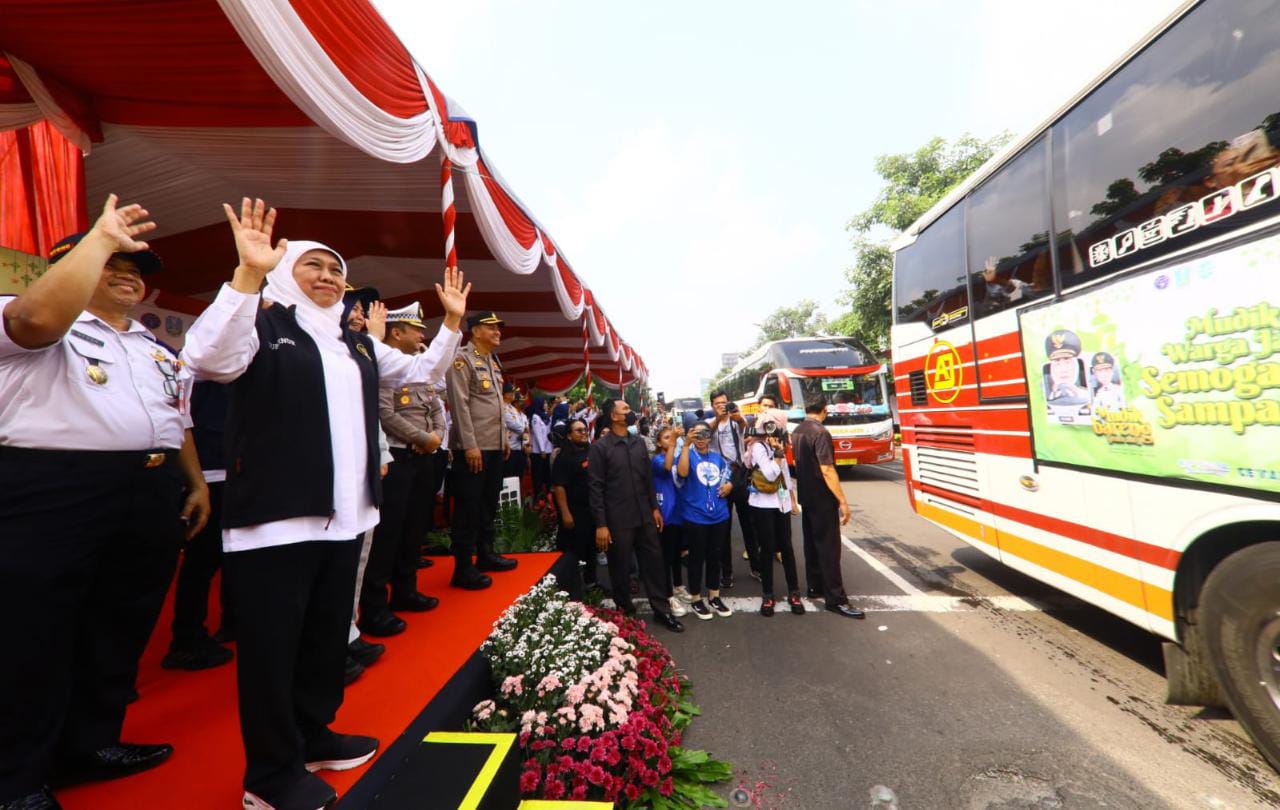 Gubernur Khofifah mengantar pemudik gratis dari kantor Dishub Jatim. (Foto: humas pemprov for TIMES Indonesia)