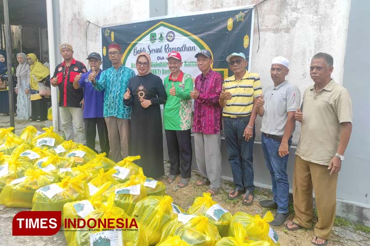 Foto bersama Wawali Najirah bersama PD KBBKT dan PB3KT usai penyerahan paket sembako secara simbolis (FOTO: Kusnadi/TIMES Indonesia) 