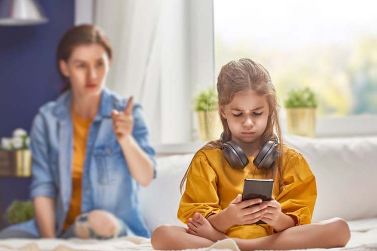 Ilustrasi. Kecanduan gadget pada anak bisa berdampak buruk pada fisik dan mental. (Foto: Shutterstock)