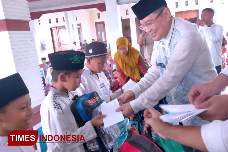 Komisaris PT ACA, Iwan Kurniawan menginginkan anak-anak yatim nantinya menjadi pintar dalam menjalani hidup dengan memperkuat agamanya. (FOTO: Widodo Irianto/TIMES Indonesia)