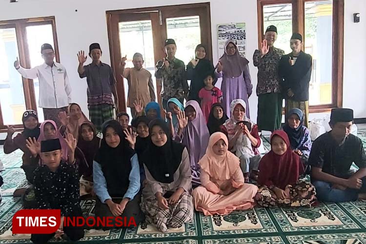 LKSA Al-Mukhlishin kembali menggelar bakti sosial menyerahkan sembako di Ponorogo. (Foto: Bambang/TIMES Indonesia)