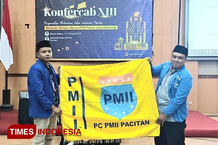 Riko Andi Prastyawan (kanan) menjadi nahkoda baru PC PMII Pacitan masa khidmat 2023-2024 menggantikan Indra Hermawan (kiri). (FOTO: Yusuf Arifai/TIMES Indonesia) 