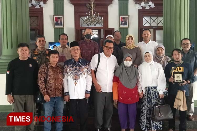 Uya Kuya saat mengantarkan langsung TKW asal Bondowoso dan diterima langsung oleh Bupati Bondowoso KH Salwa Arifin (FOTO: Moh Bahri/TIMES Indonesia)