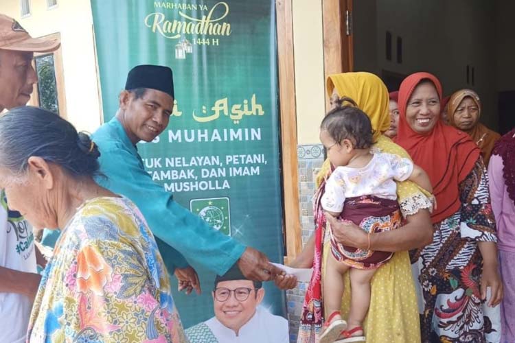 Pembagian zakat mal dari Ketum PKB, Abdul Muhaimin Iskandar, bertajuk Tali Asih Ramadan, di Lamongan, Kamis (20/4/2023). (FOTO: MFA Rohmatillah/TIMES Indonesia)