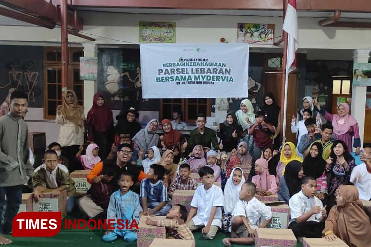 Momen kebahagiaan berbagi kasih Parcel Lebaran dari Dompet Dhuafa dan MyDervia bersama anak-anak difabel dari YSI 2 Yogyakarta. (Foto: Hendro S.B/TIMES Indonesia)